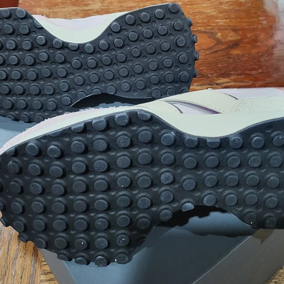 New Balance 327 Mauve and Cream Sneakers - Picture 3 of 5